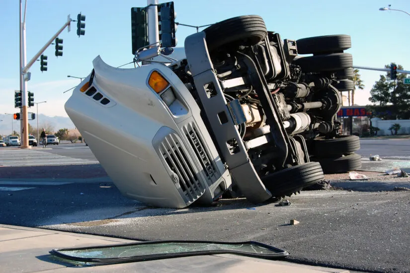 Photo-of-a-truck-fallen-over-on